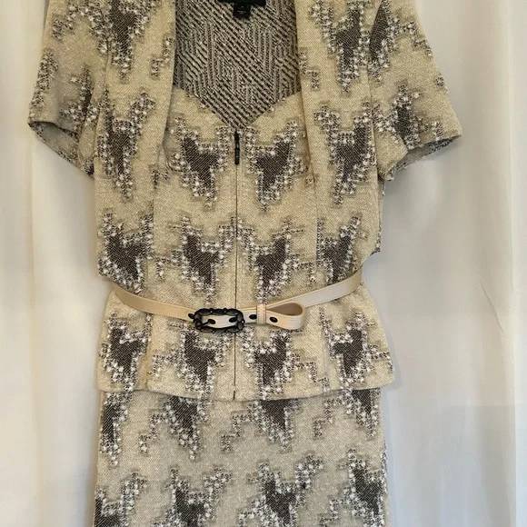 ST. JOHN “ STUNNING “ TWO PIECE EVENING WEAR 4 Worn twice Excellent Condition - Picture 1 of 13